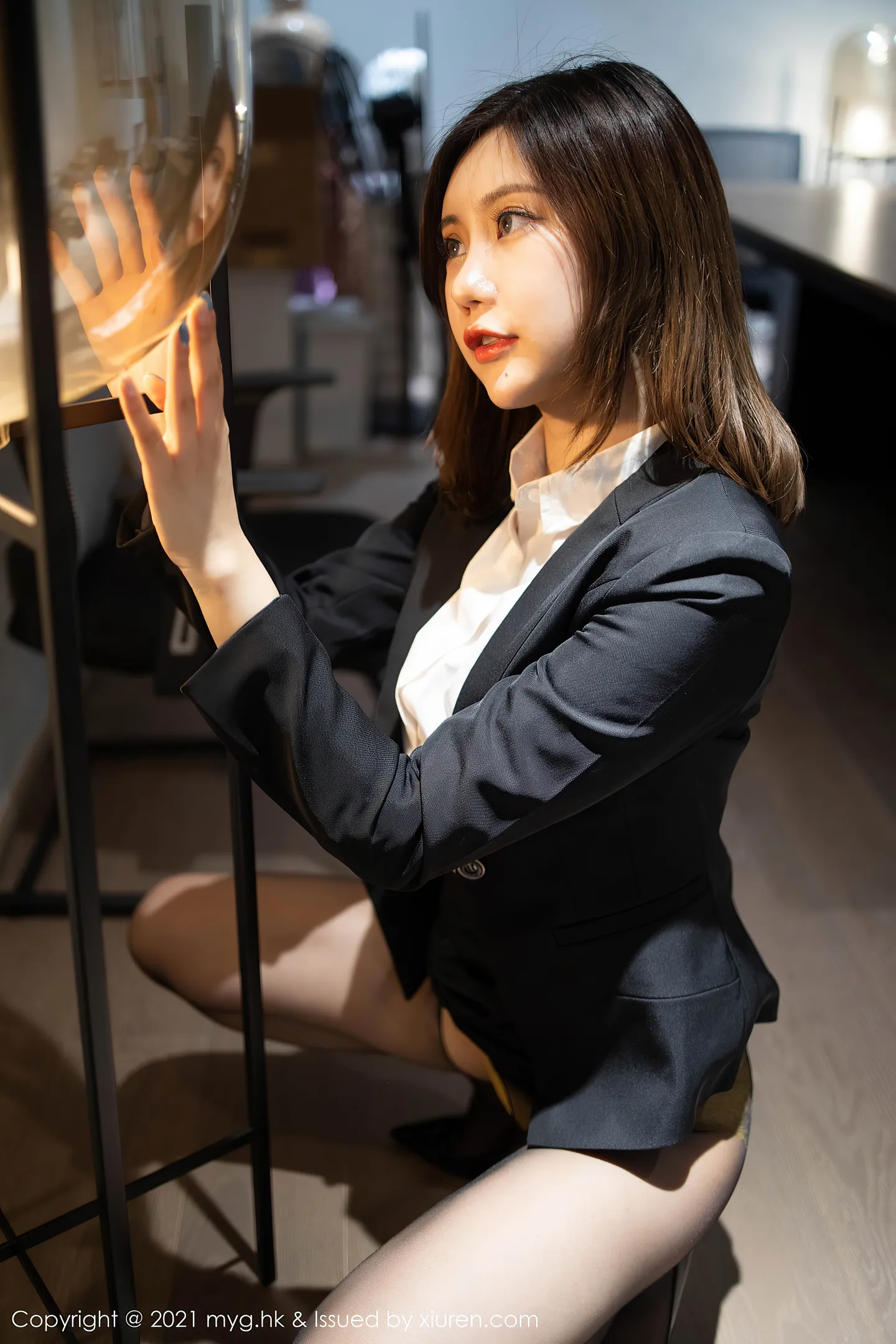 [MyGirl美媛馆]Vol.499_女神Carina绮里嘉性感白衬衣配黑短裙露黑丝裤袜撩人诱惑写真80P-秀人网 - XiuRen.Space